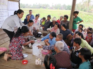 日本国際ボランティアセンターがカンボジア・シェムリアップ州の農村で提供する食品加工研修で、
熱心に学ぶ女性たち（提供：日本国際ボランティアセンター）