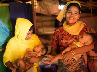 バングラデシュ・コックスバザール県のロヒンギャ難民キャンプでピースウィンズ・ジャパンが経営するクリニックで出産したロヒンギャ女性たち（©Peace Winds Japan）
