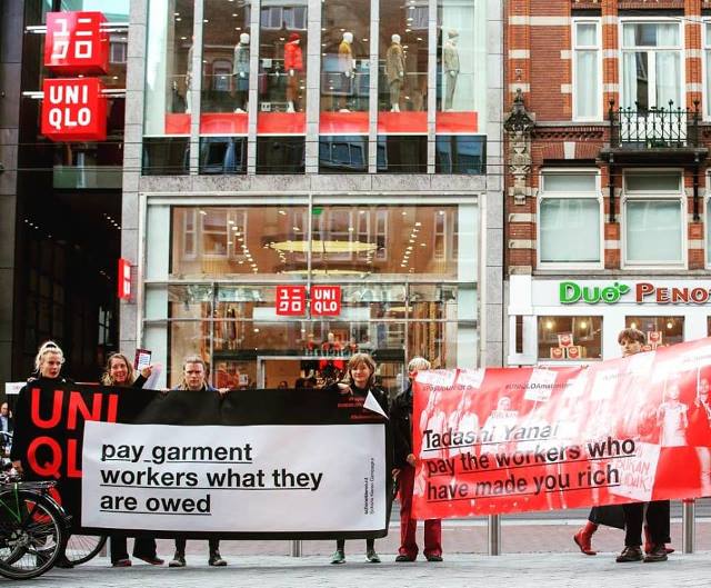 オランダの首都アムステルダムで9月28日にオープンした欧州最大級のユニクロ店舗。CCCのメンバーらは店の前で、ジャバ・ガーミンドの元従業員へ退職金を支払うよう抗議した