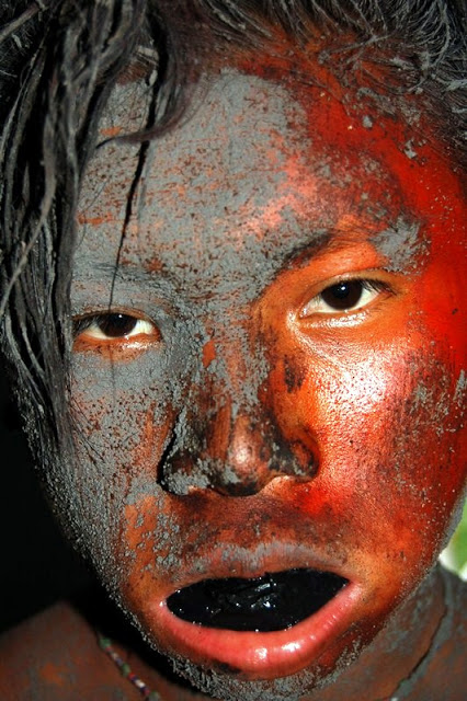 サネマ族の男。小柄で童顔な民族だが、伝統的な化粧をすると迫力がいきなり増す