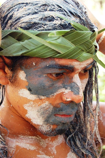 統的化粧をしたペモン族の男。顔に炭を、頭に泥を塗っている。ペモン族は、エンジェルフォール一帯に住む