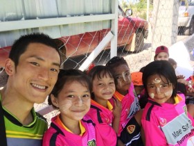 樋口さんと、ミャンマーの伝統的な化粧タナカをつけた子どもたち