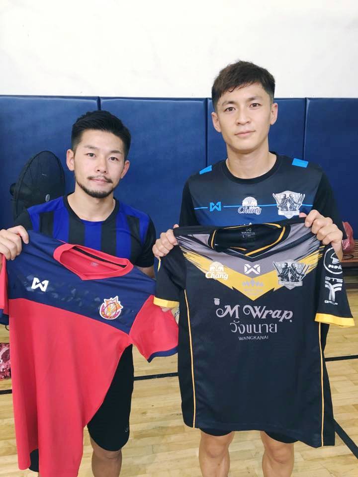 タイリーグで活躍する日本人選手もピース・ボール・アクション・タイランドに協力する。ジャージを寄付する小笠原侑生選手（左）と村上一樹選手（右）