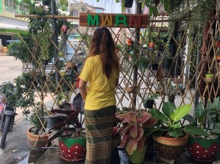 ミャンマー南東部のダウェイからタイ・マハチャイへ出稼ぎ中のアウンさん（仮名）。ミャンマーの伝統衣装「ロンジー」を着て、出稼ぎ労働者を支援するNGOマイグラント・ワーカー・ライツ・ネットワーク（MWRN）の事務所の前に立つ
