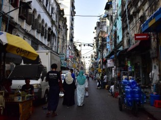 ミャンマー・ヤンゴンには個人経営の小さな店が立ち並ぶ
