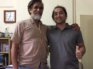 インド・プネーにあるNGOマシャールのオフィスで撮ったシャラッド・マハジャン（左）とのツーショット写真（右が筆者）