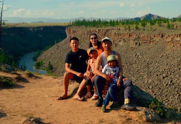 ビャンバドルジ・ブヤントゴトホさん（左端）と家族。モンゴル中部のウブルハンガイで撮影