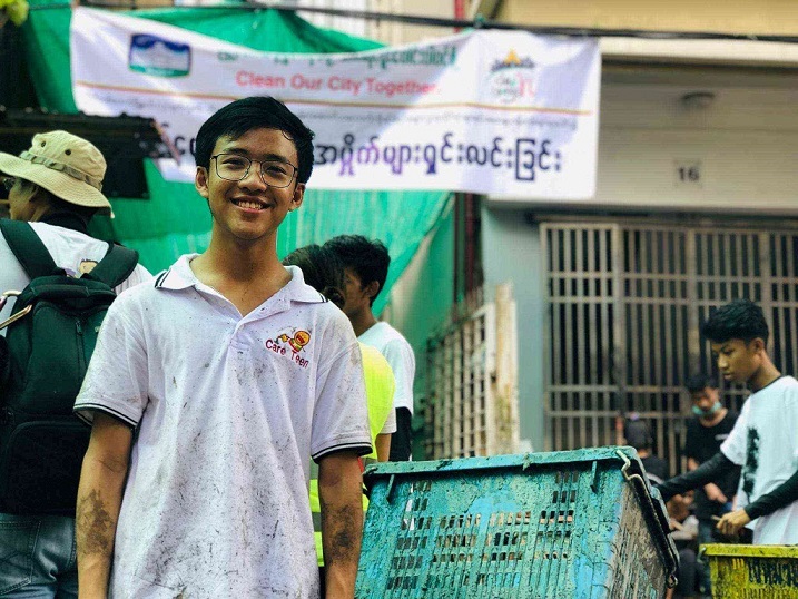ヤンゴンの裏道の清掃活動に参加したアウンカウンテさん。「きれいになると嬉しい」と笑顔を浮かべる（アウンカウンテさん提供）