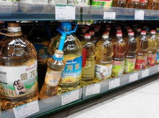 中国上海のスーパーで売られる大きなボトルの食用油。これらは地溝油ではない。上海で生活していても地溝油を地溝油として実際に見かけることはない