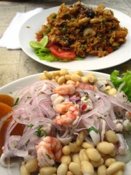写真② ペルー北部のピウラのセビッチェ。後ろの料理は海鮮ご飯