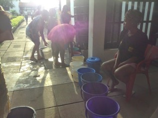 貯水タンクから水をくむガーナ大学の寮生たち。行列ができる