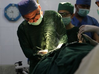 ミャンマーなどで年間2万人に無料で医療を届ける吉岡秀人医師 貧しい患者の人生を取り戻したい Ganas 途上国 国際協力に特化したnpoメディア