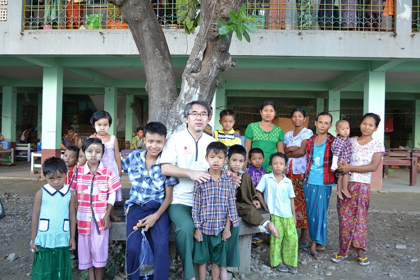ミャンマーの子どもたちと一緒に写真に写る吉岡医師