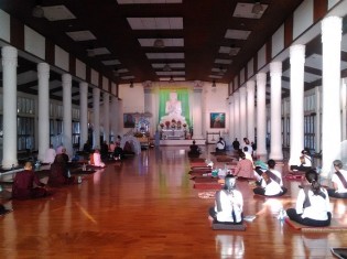 尼僧院のなかにある瞑想ホール（ミャンマー・モン州のパ・オーク森林寺院）