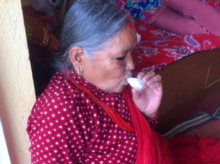 レンガ工場の近くに長年住む50代の女性。4年前から喘息の吸入薬が手放せなくなり、2週間に1回の通院も必要になった