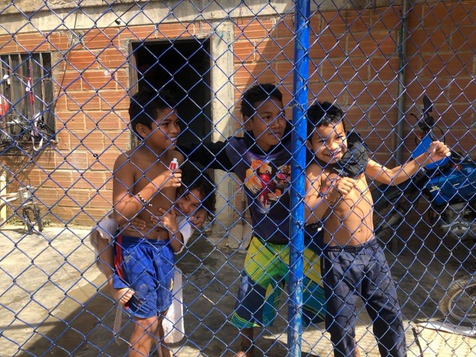 左から順にモイセスくん（9歳）、妹のソフィアちゃん（6歳）、近所に住むファンホセくん（7歳）。将来の夢を聞くと、ソフィアちゃんはバレリーナ、ファンホセくんはサッカー選手と答える（コロンビア・メデジンのアヒサル地区）