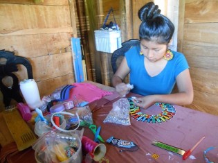 家の作業場で女性用のネックレスを作るソレ・ニアサさん（コロンビアの先住民保護区「カルマタルア」で撮影）