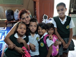 コロンビア・メデジンに逃れてきたナタリア・セプルベダさん一家。1部屋で5人の子どもと一緒に暮らす