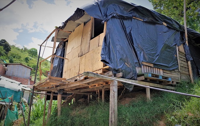 廃材とビニール袋で覆われたバラック小屋。ナタリアさん一家はここで暮らす。不法に占拠した場所に家を建てた（メデジン市アヒサル地区）