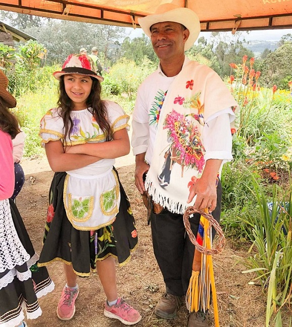 メデジン郊外のピエドラ・ゴルダで花農家を営むレオン・ガスシアさん（右）。子どもたちと一緒に花を育てることで、花への愛情を育もうと努力している。左は、姪のカレン・サパタさん。外国語を勉強して旅行者をパレードに案内したいと語る