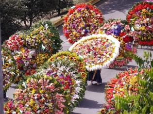 花祭りのパレードで使われるシジェタ。デザインはひとつひとつ異なる