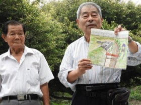 「戦争の傷跡を学ぶマレー半島の旅」でスンガイ・ルイ追悼碑について解説する高嶋さん(鈴木晶撮影)
