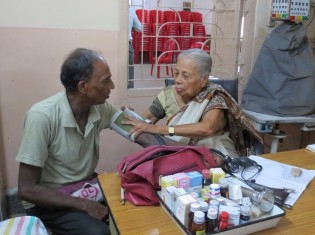 ３）	パルチュトゥリ女医。患者はみんな長年の顔見知りなので、長い問診もなくすぐに診療が始まる。血圧計は古いタイプの手動式