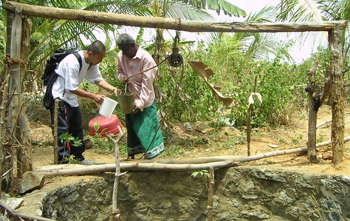 スリランカの村で水質調査をする西田さん（2005年）