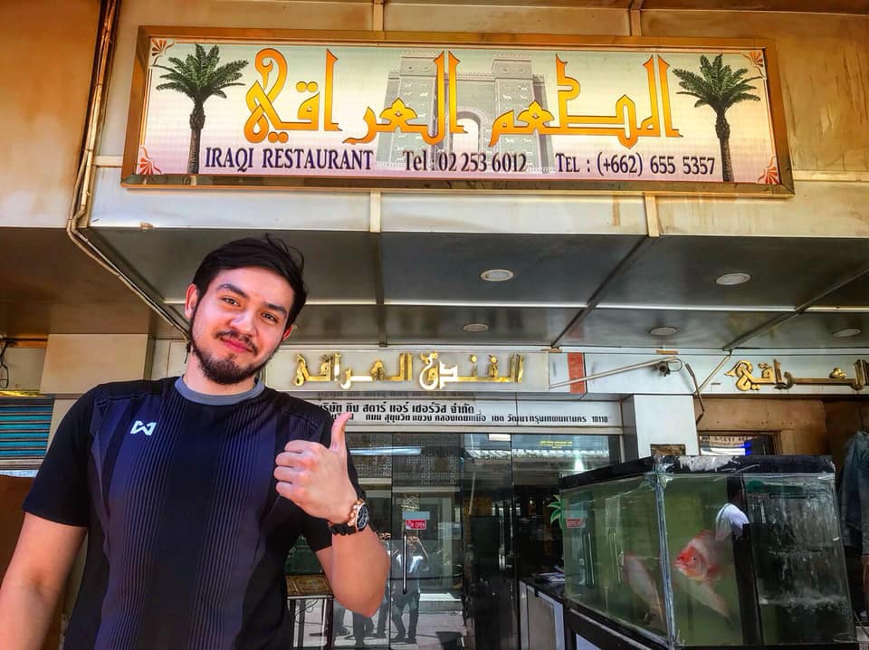 イラク・レストラン・バンコクの看板。タイ・バンコクにある高架鉄道（BTS）ナナ駅から徒歩10分のアラブ人街に店がある。立っているのは2代目経営者のアナン・コシサギさん
