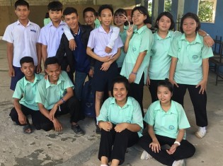 移民学習センターで学ぶ子どもたちとサッカーコーチのジンミンナインさん（左から3人目）。タイ・メーソットで撮影
