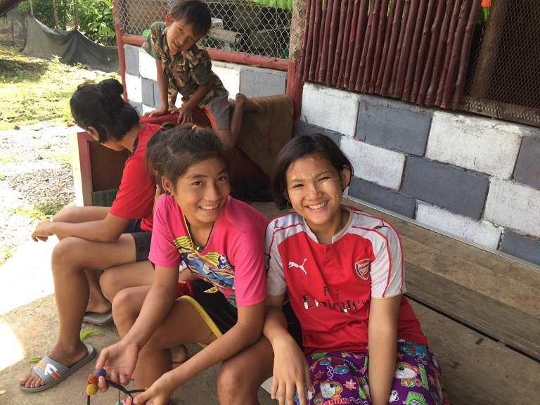タナカ（タナカという木の皮を原料にしたミャンマーの伝統的美容品）を顔に塗ったミャンマー移民の女の子たち