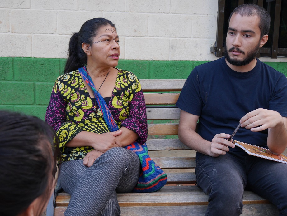 先住民保護区の取材では、参加者が知りたいことを住民（左）にぶつけます。右は通訳として同行してくれたメデジン在住のコロンビア人。文化の違いが興味深い
