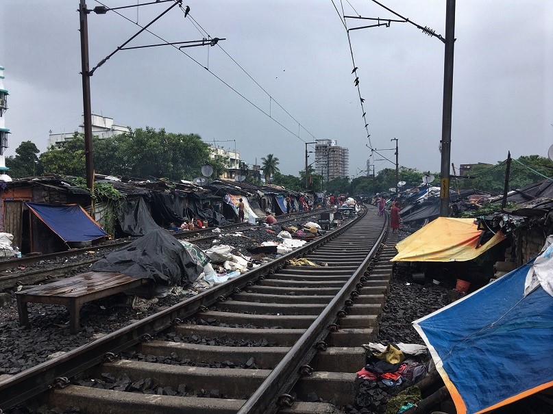 線路沿いに広がるスラム。2019年夏の『Global Media Camp in インド』ではここも取材した