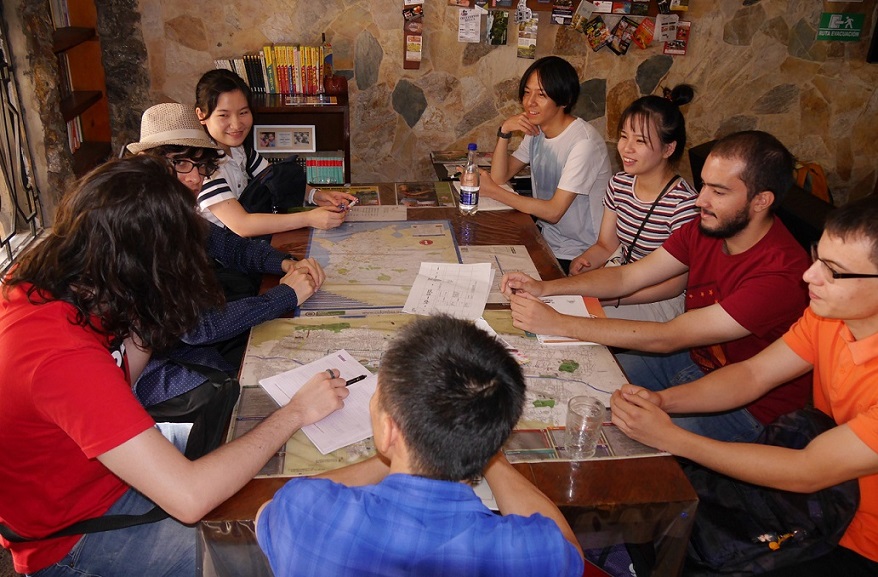 日本人参加者とコロンビア人通訳の顔合わせ。いざ取材へ出発！　通訳の大半は、学ぶ意欲が高い若者ばかり。彼らとの会話も刺激的です