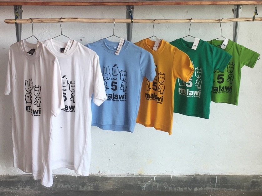 徳竹さんがデザインした「スモール・ファイブ」Tシャツ。生地にはマラウイ産のコットンを使う