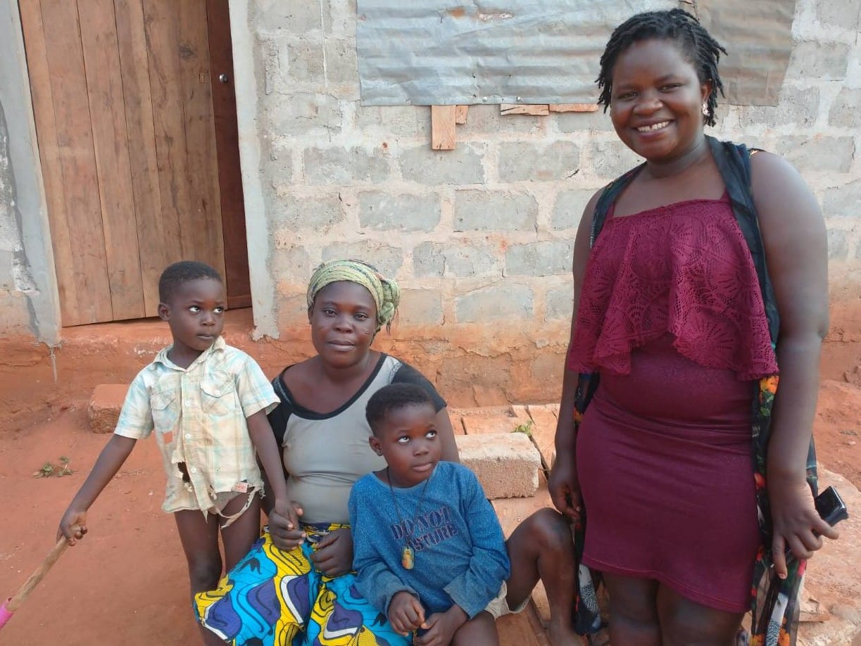 2019年8月に倉科さんとソホヌーさんが暮らすアボメカラビで家庭訪問を実施。学校に通えない子どもをもつ家庭8つのうち7つはシングルマザーの家庭だった。写真右がソホヌーさん