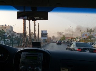 ベイルートの空港へ向かう道では黒煙があがっていた