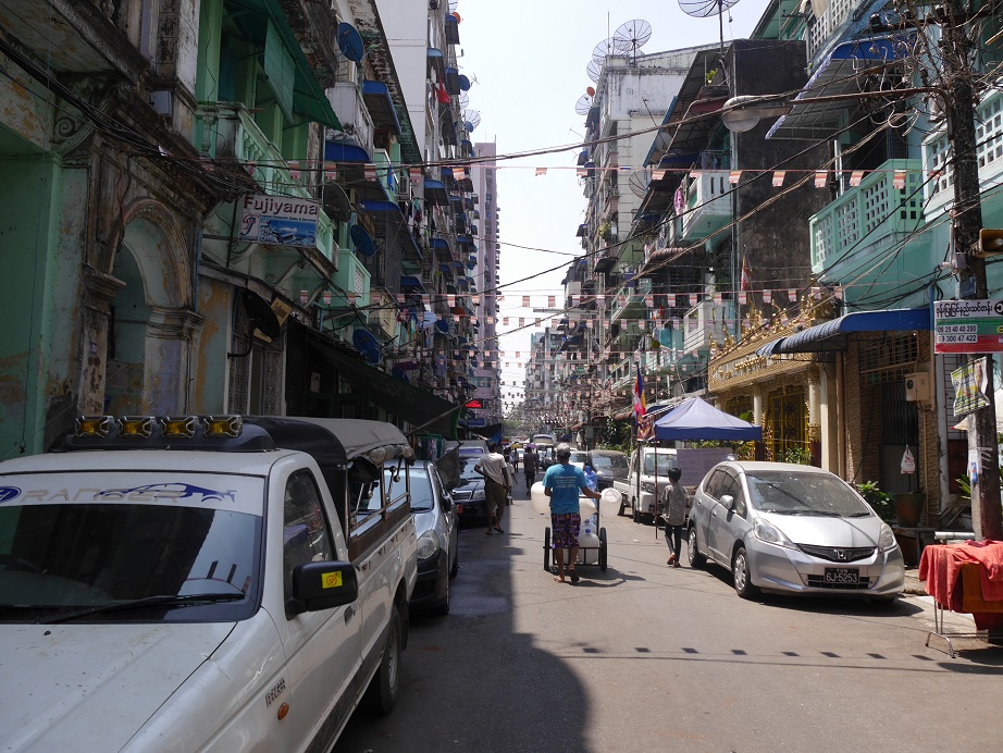 ヤンゴン中心部の街並み。この街並みはいつまで残るのだろう