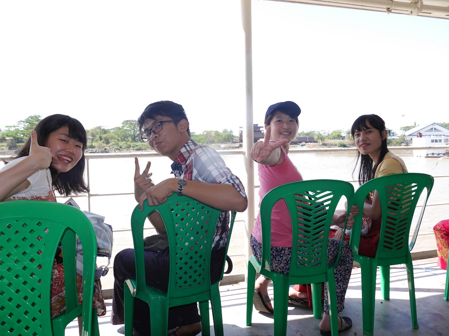 ヤンゴン川を越えると、貧困地区が広がる。このフェリーとフェリー乗り場はJICAの支援でできたもの。日本人は特別に無料で乗れる