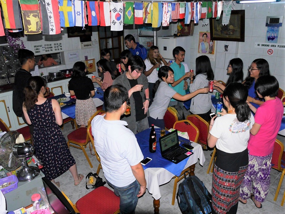 協力してくれた通訳のミャンマー人（主に学生）たちを呼んでフェアウェルパーティーも開く。達成感と一体感を改めて味わう。プログラムが終わった後も友情は続く