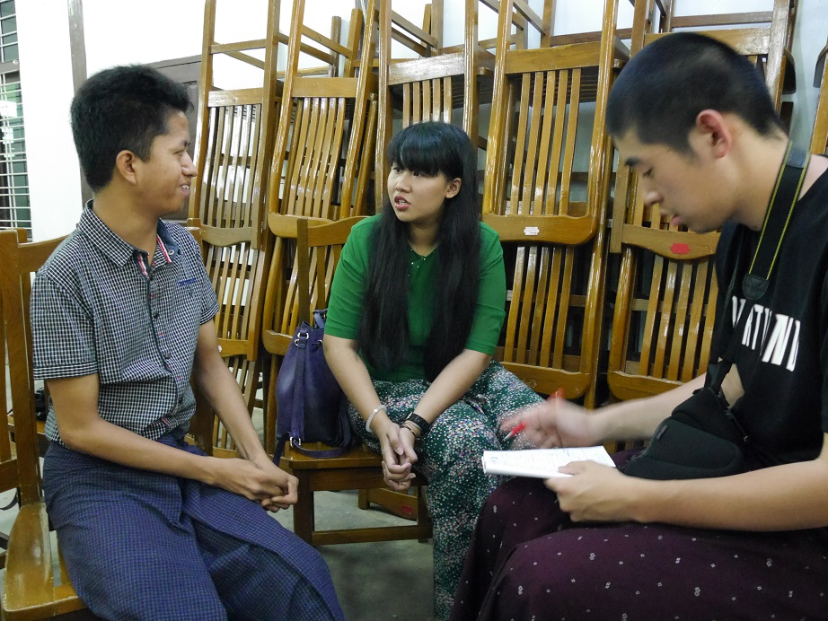 障がい者が通う職業訓練校で取材する参加者（右）。左がこの学校の生徒。中央は英語・ビルマ語の通訳。通訳を参加者ひとりひとりに付けるから取材がしやすい