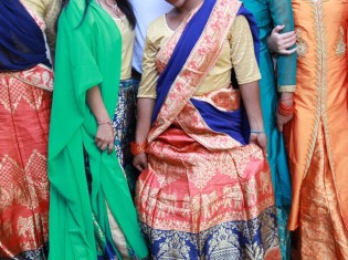 ティージで新しいサリーを着たシェルターの女の子たち（ネパール・カトマンズ）