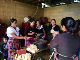 小学校に併設する調理場で軽食を作る児童の母親たち（グアテマラ・ウスパンタン）