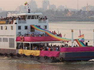 鮮やかに彩られた4隻の船がエヤワディ川をゆく（ミャンマー・ヤンゴン）