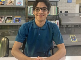 さわやかな笑顔のルイス・アルバラードさん。コロンビア・メデジンのベレン図書館で撮影