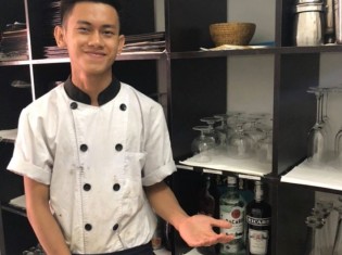 料理修行に毎日奮闘するシートゥーくん（ヤンゴンにある職業訓練レストラン「シュエサブエ」で撮影）