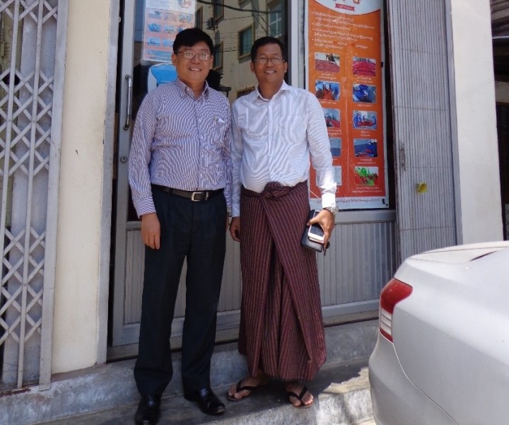 ナチュラル・ファーム・フレッシュ・ミャンマーの共同創業者であるネイウー氏（左）、ソーペイン氏（右）。2人は高校の同級生だ。（ヤンゴンにある事務所の前で撮影）