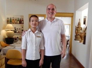 ヤンゴンにあるレストラン「シュエサブエ」のオーナーシェフのデイビーさん（右）と生徒のファイサさん（左）