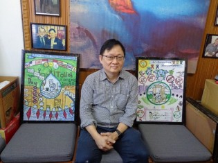 タンシンメッタのジーメン代表。両隣にある絵は、世界トイレの日2018ポスターコンテストの作品（ヤンゴンのオフィスで撮影）