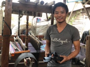 チュチュの工房で女性用のサンダルを作るカンチンパウさん。出身は、ミャンマー北西部のチン州（ヤンゴン・ダラ地区の工房で）
